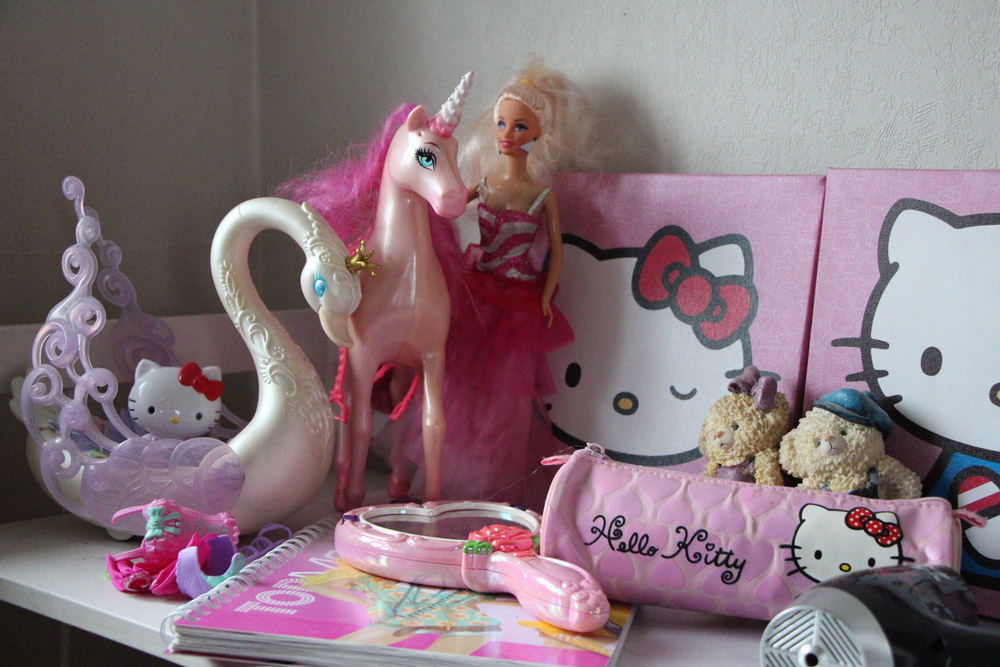 Hello Kitty, Barbie dukke og et magisk prinsessespejl